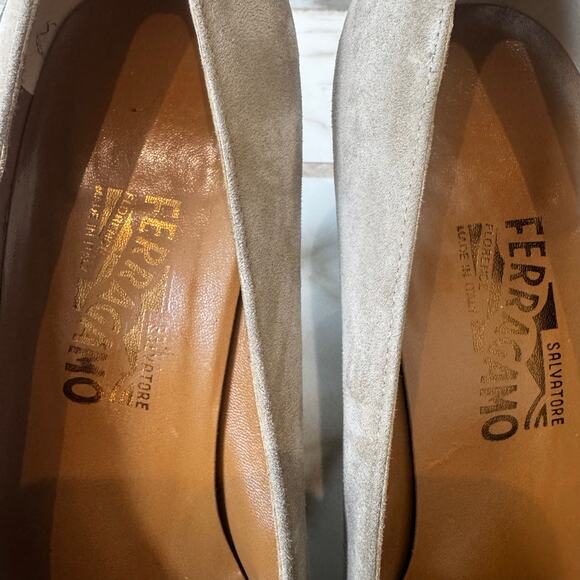 Salvatore Ferragamo Suede Pumps Size 9.5 Khaki Beige Lucite Tortoiseshell Heels - Picture 3 of 12